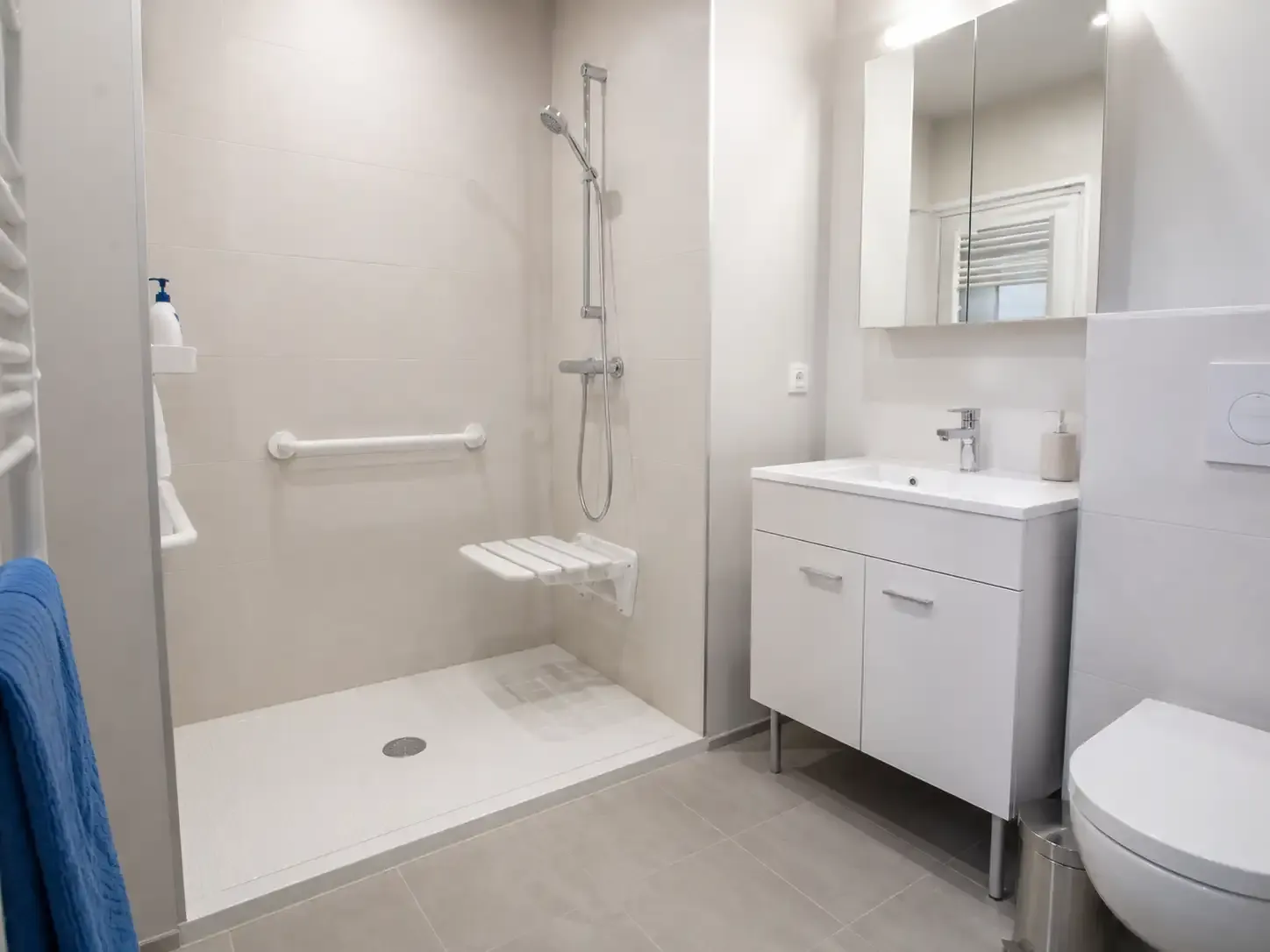 Image installateur douche senior 7 amenagement salle bain pmr