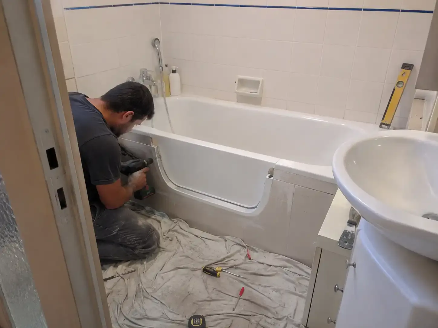Image installateur douche senior 8 amenagement salle bain pmr